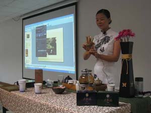心馨时尚茶艺培训机构受大联大商贸公司邀请，进行茶文化讲座、茶道讲座
