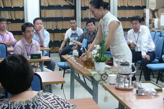 心馨时尚茶艺受深圳中兴通讯公司邀请,对其海员员工举办茶文化讲座、茶道讲座