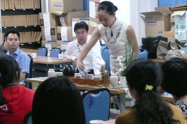 心馨时尚茶艺受深圳中兴通讯公司邀请,对其海员员工举办茶文化讲座、茶道讲座