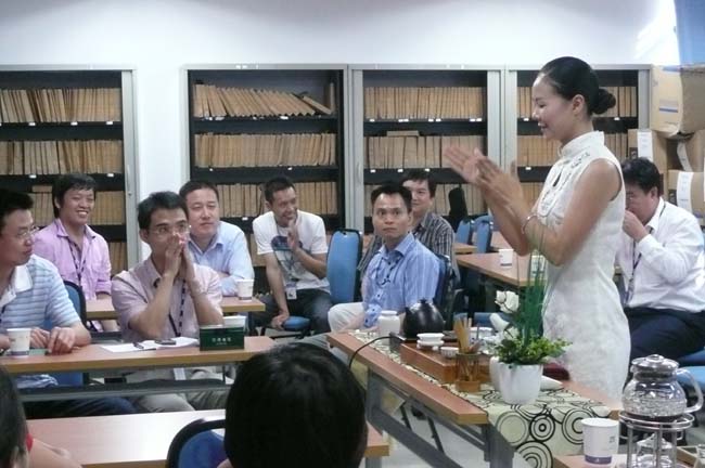心馨时尚茶艺受深圳中兴通讯公司邀请，对其海员员工举办茶文化讲座、茶道讲座