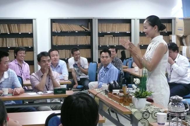心馨时尚茶艺受深圳中兴通讯公司邀请,对其海员员工举办茶文化讲座、茶道讲座