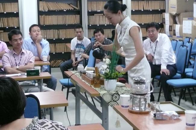 心馨时尚茶艺受深圳中兴通讯公司邀请,对其海员员工举办茶文化讲座、茶道讲座