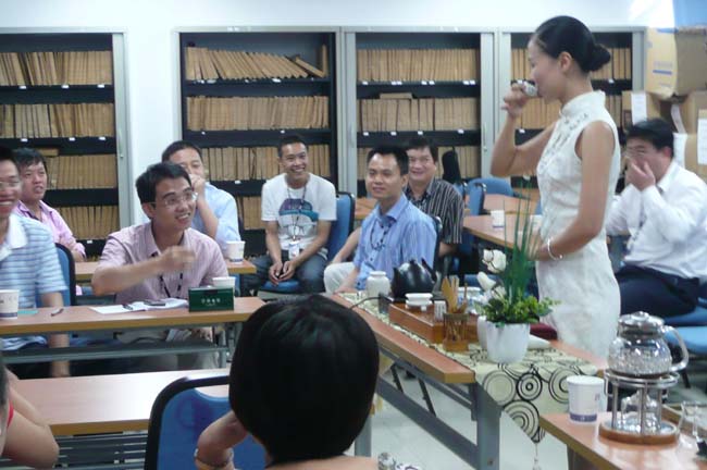 心馨时尚茶艺受深圳中兴通讯公司邀请,对其海员员工举办茶文化讲座、茶道讲座