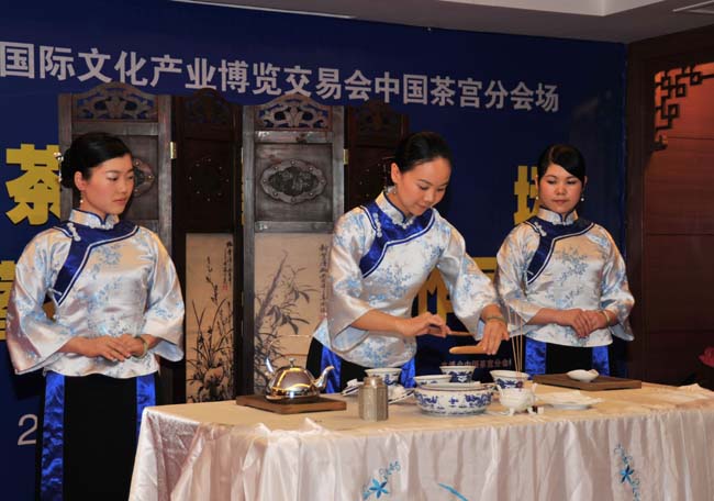 2010年5月，文博会开幕式茶道论坛心馨时尚茶艺表演《文士茶》茶艺表演