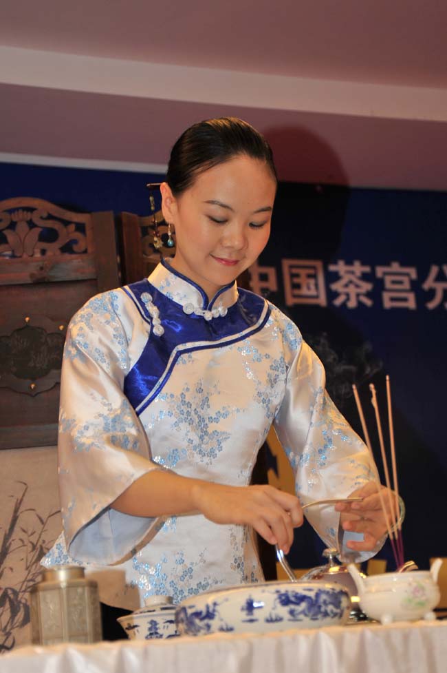 2010年5月，文博会开幕式茶道论坛心馨时尚茶艺表演《文士茶》茶艺表演