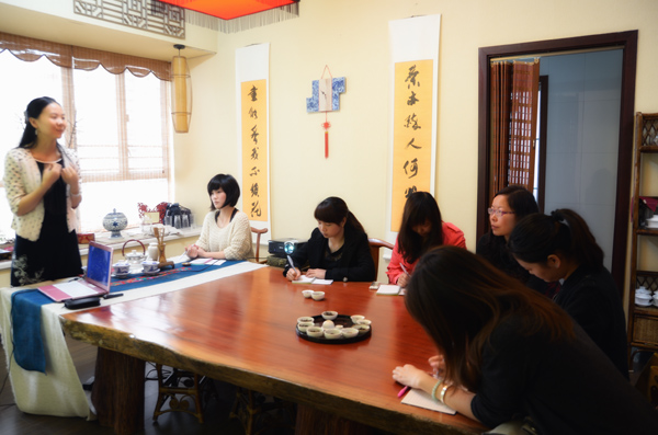 心馨总第35期初级茶艺师培训班理论课进行中，星星老师讲解茶文化和茶学知识