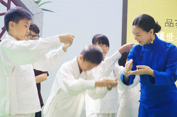 心馨茶艺茶博会孝子奉茶活动